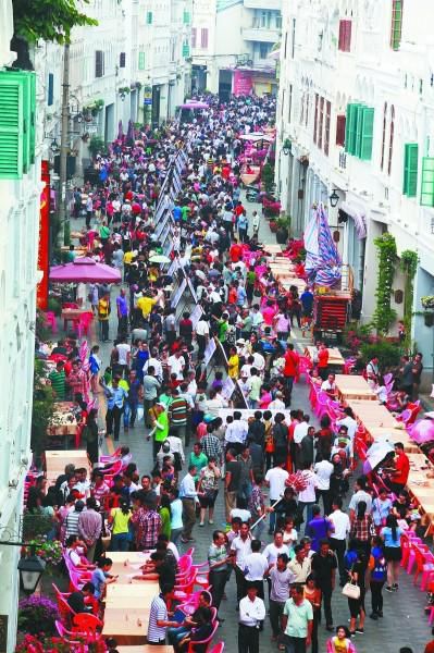 女儿众筹在地铁登反逼婚广告 母亲:你小心被雷劈