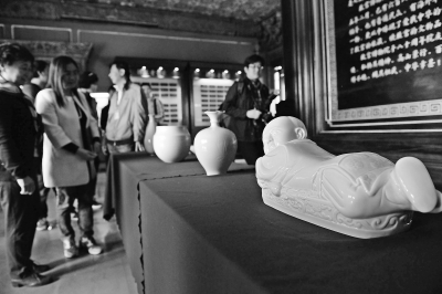 仿定窑孩儿枕入藏故宫 仿定窑孩儿枕入藏故宫