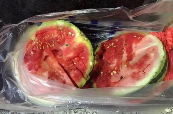 游客购买的西瓜不甜，要求警察处罚水果店的老板。