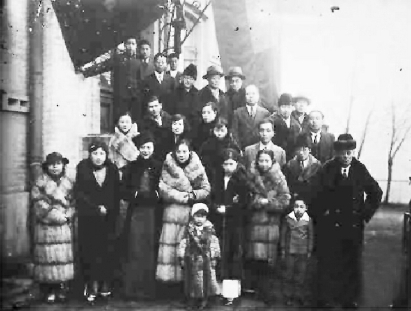 访苏成员的合影，第三排右二戴帽者为梅兰芳。