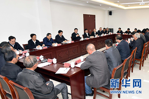 4月25日，中共中央总书记、国家主席、中央军委主席习近平在安徽凤阳县小岗村主持召开农村改革座谈会并发表重要讲话。 新华社记者 李涛 摄