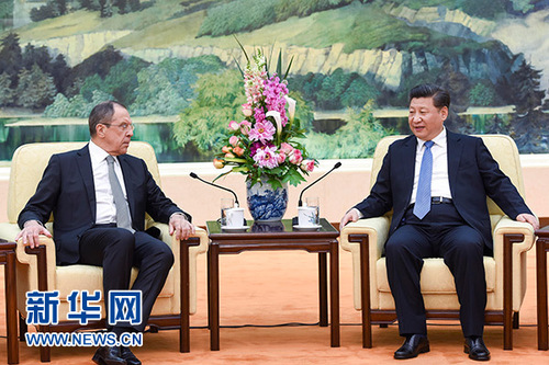 4月28日，国家主席习近平在人民大会堂会见俄罗斯外长拉夫罗夫。新华社记者李学仁摄