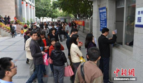 资料图：市民落户。 图片来源：CFP视觉中国