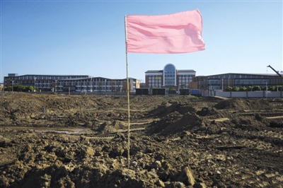 4月19日，正在修整中的常隆地块，对面不足百米就是常外新校区。