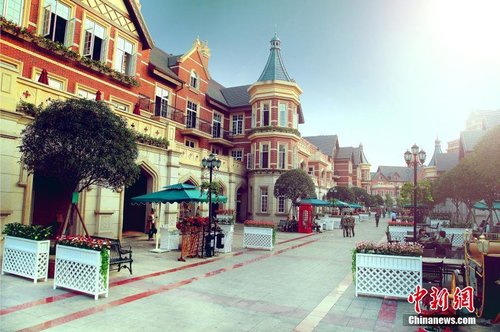 2016年4月27日，四川某学校在网上发布了一组校园照片，恢弘大气的凯旋门校门、超大弧形教学楼、欧洲风情街、波音飞机等经典纯正的欧式建筑让人眼前一亮。