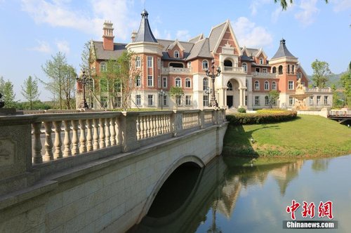 不仅外观呈现梦幻城邦的英伦风范，其教学楼装修更是豪华，堪比五星级酒店，十一米高的天花板，奢华的水晶吊灯、一览无余的欧式落地窗，此外，大厅还放置了钢琴，简约时尚的布制座椅。