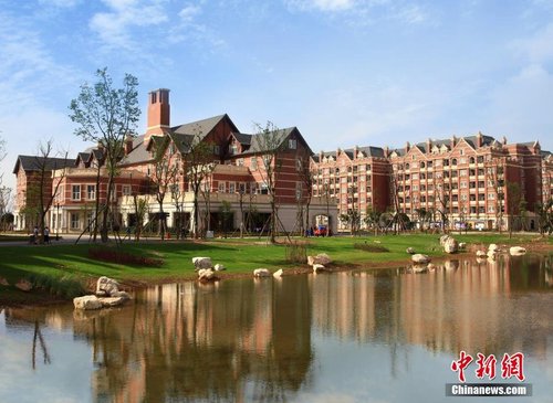 据悉，该校投资10亿元人民币打造的英伦城堡风校园。