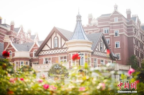 网友直呼“又是别人家的大学！”、“太壕了，闪瞎我的眼”、“梦幻得像童话故事的城堡”。