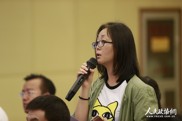 中国民族报记者提问（摄影：姚勇）