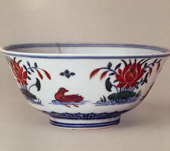 (无款)明成化 斗彩莲池鸳鸯碗 北京故宫博物院藏