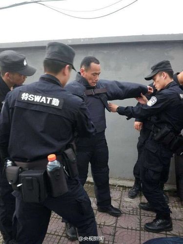 4月27日下午4点，杭州746公交当班司机驾驶车辆到达萧绍路苗禽市场公交站时，一名男子身背一个黑色双肩包挤上车来。出于职业敏感，司机例行询问该名男子黑色双肩包内是什么物品，该名男子不予理睬，面无表情径直走到倒数第二排座位坐下，司机忍不住再次询问，该男子放言，“我这是炸弹又怎样”。司机在第三次询问后，该名男子更是索性一口咬定“我这包里就是炸弹”。为了安全起见，司机师傅遵照相关应急处置预案，打开车门疏散了车内乘客并报警。随后，防爆特警出动将其“拿下”。央视记者