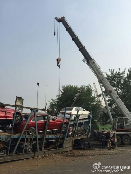 30日凌晨，在北京市大兴区魏永路的一个十字路口发生多车相撞事故，三辆车受损严重，其中一辆车上装载的十一辆奔驰轿车不同程度受损。