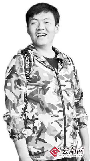 还有40天，2016年高考就要拉开帷幕。目前，大部分高三学生都在埋头苦学，希望通过最后的冲刺考入心仪大学，但云师大附中高三学生王凌昆却已被美国10所高校录取，并有多所大学为他提供了丰厚的奖学金。在很多人眼中，创造这样传奇的学生一定是个“学霸”，但18岁的王凌昆并非如此，他学习成绩中等，本只打算努力争取国内一所“211院?！?。但高二结束，他尝试申请美国大学，却获得了意外的惊喜。