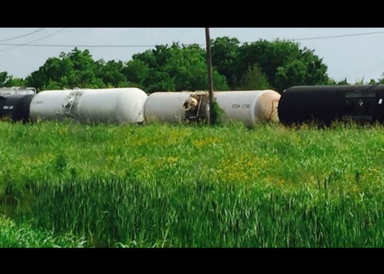 美?;妨谐?4节车厢脱轨致泄露已紧急抢修好