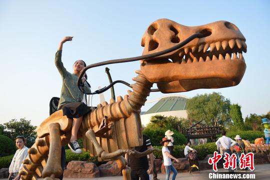 “霸王龙”骨架车亮相常州恐龙园霸气十足