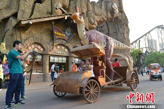 “恐龙骨架车”霸气十足。　唐娟　摄