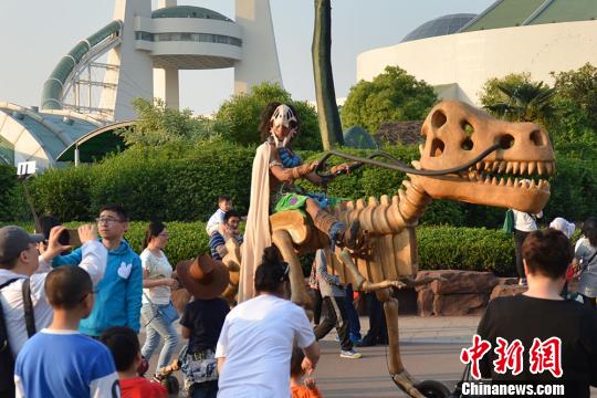 “恐龙骨架车”引发围观。　唐娟　摄