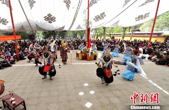 5月1日，罗布林卡公园内的藏戏表演吸引大量市民观看?！±盍?摄