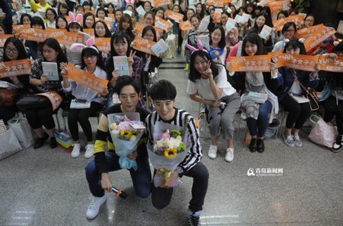 北大最帅双胞胎青岛签售