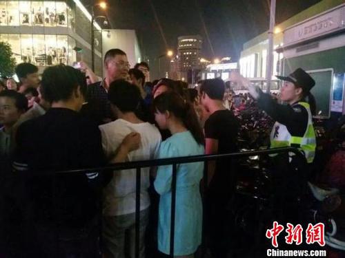 5万人聚集杭州西湖音乐喷泉，警方未雨绸缪数小时安全疏散?！∩铣乔卜志痔峁?摄