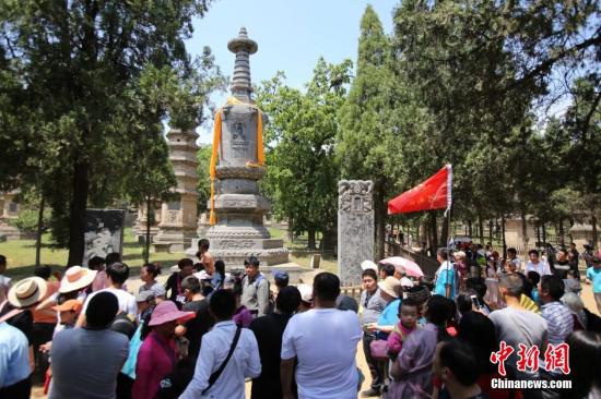 五一假期数万游客涌入少林寺 场面壮观秩序井然。 王中举 摄