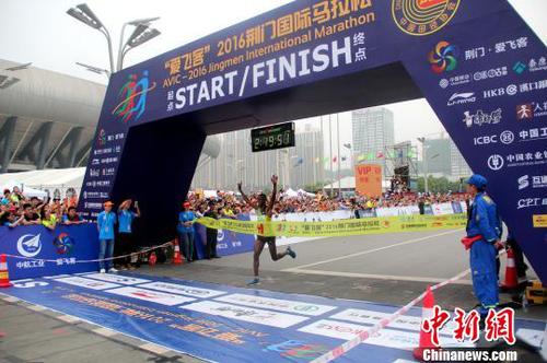 肯尼亚选手包揽了比赛男女组的前三名，图为肯尼亚选手KELAZ以2小时19分50秒夺得男子组第一名　吴奇勇　摄