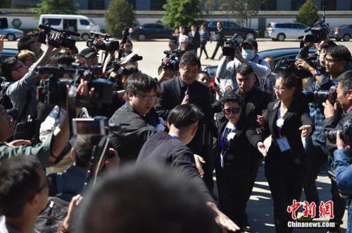 5月3日上午10时，著名京剧表演艺术家、京剧大师梅兰芳之幼子，京剧梅派艺术掌门人梅葆玖先生遗体告别仪式在北京八宝山殡仪馆大礼堂举行。众多著名艺术家参加遗体告别仪式。梅葆玖先生于4月25日上午11时零分44秒病逝于北京协和医院，享年82岁。图为濮存昕参加梅葆玖先生遗体告别仪式现场。中新网记者