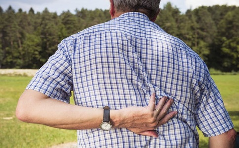 老年人腿抽筋是怎么回事？该如何治疗？