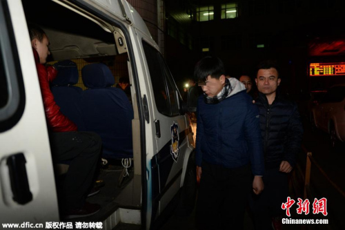 资料图：2016年1月海淀警方在空军总医院抓获6名号贩子。 图片来源：京华时报-东方IC 版权作品 请勿转载