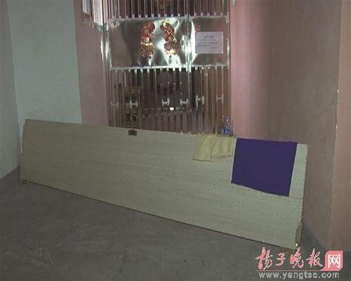 秃顶男多次在女子家门口小便 发现监控掩面(图)