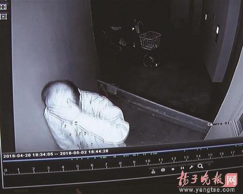 秃顶男多次在女子家门口小便 发现监控掩面(图)