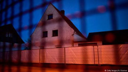 调查员在凶手住所收集证据(图片来源:德国之声电台网站)