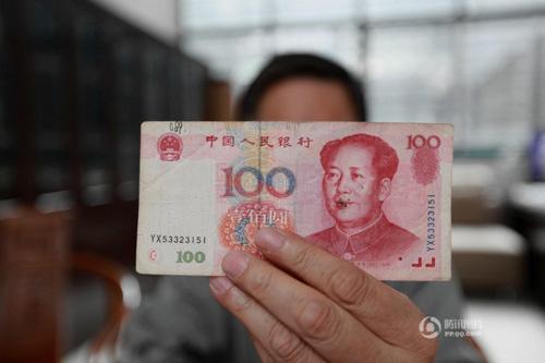 男子收藏百元错币:水印为300 估价或达百万