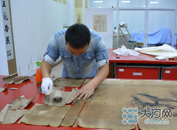 新青年之给古字画“洗澡”的“80后”：每日都如履薄冰