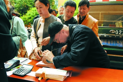 邮迷排长队六张邮票迎立夏 邮迷排长队六张邮票迎立夏