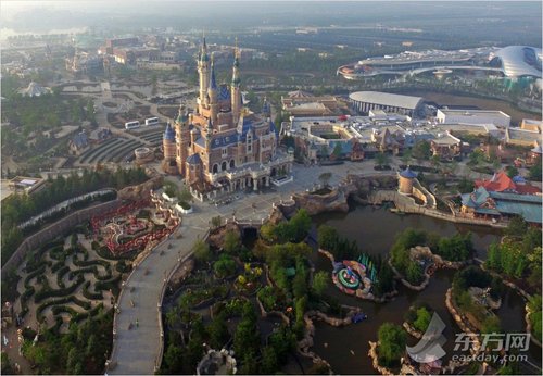 6月16日，即将盛大开幕的上海迪士尼乐园的施工已进入冲刺阶段。记者来到上海迪士尼度假区看到，乐园内的主城堡主体以及外部装修已基本完工，而其余五大游乐片区的施工和建设仍在进行中。