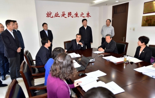 这是李克强在就业促进司会议室与正在会商农民工就业形势的工作人员展开讨论 这是李克强在就业促进司会议室与正在会商农民工就业形势的工作人员展开讨论