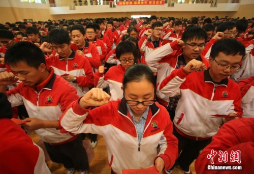 资料图：2016年2月29日下午，湖北省宜昌市夷陵中学召开高考誓师大会，该校高三近1000名师生在大会上发表“战斗宣言”，为高考最后100天努力奋斗。 李风 摄