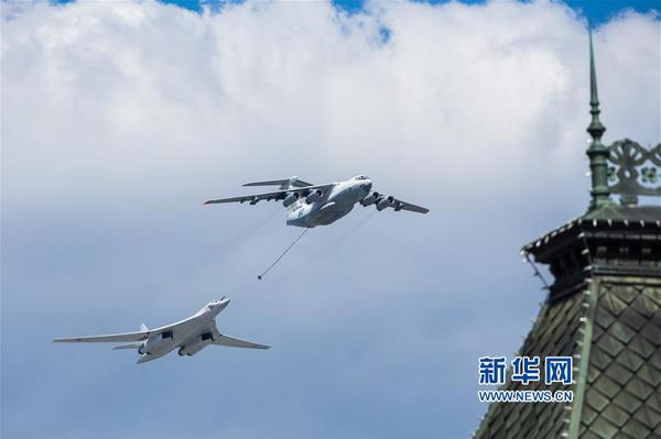 5月7日，在俄罗斯首都莫斯科，伊尔-78空中加油机(上)和图-160战略轰炸机（下）飞过红场上空。当天，莫斯科红场举行胜利日阅兵式彩排，完整演练9日阅兵全过程。5月9日是俄罗斯卫国战争胜利日，莫斯科红场阅兵仪式是当天的主要庆?；疃?。新华社记者白雪骐摄