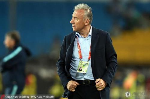 国安掉入降级区 球迷发泄不满赛后围堵俱乐部