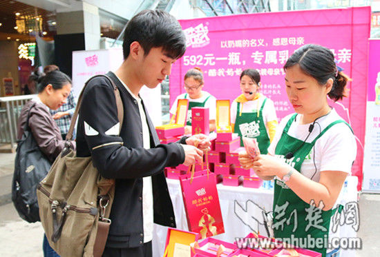 市民王先生表示，可以接受用“天价玫瑰”来表达爱情，用“天价奶嘴饮料”来传递对母亲的感恩之情也是合情合理的。