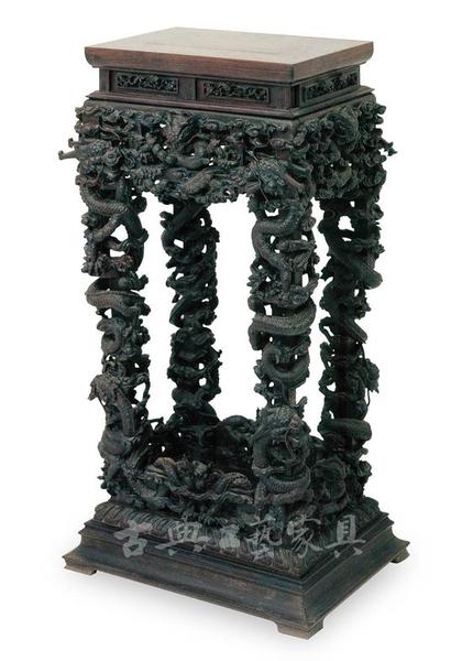 图3-1 紫檀透雕云龙纹香几(故宫博物院藏)