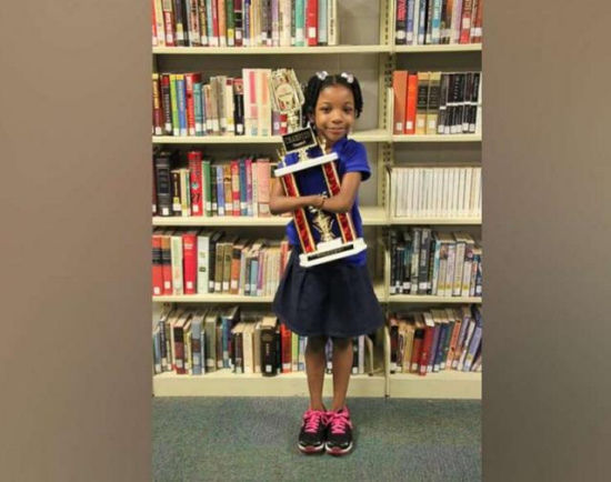 女孩没手赢写字赛