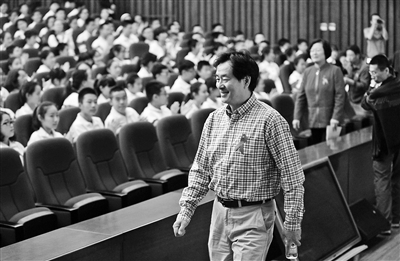 濮存昕为学生们授课 濮存昕为学生们授课