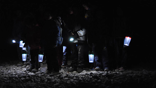 云南鲁甸的上学路上，孩子们提着太阳能灯上学，不再摸黑。