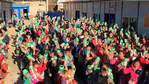 云南鲁甸，孩子们拿到太阳能灯之后，欢呼起来。