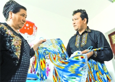 4月9日，努尔买买提在服装厂订做100套服装，准备在“六一”儿童节送给贫困家庭的孩子。