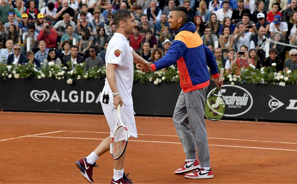 托蒂和克耶高斯（右）在慈善赛上