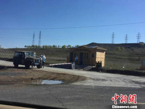 “草原天路”一验票口处，工作人员设卡验票?！±钐?摄