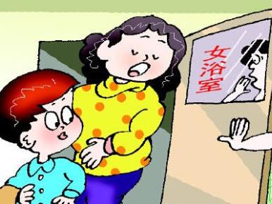 小男孩闯入女浴室